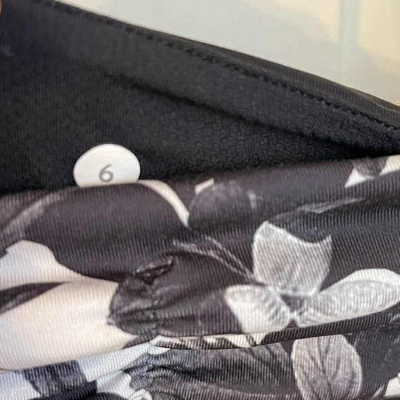 Lululemon Black Capri Leggings - Floral Waist Size Women's 6 - 24” - Picture 5 of 5